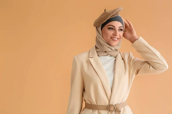 米色背景的时髦穆斯林妇女 — 图库照片