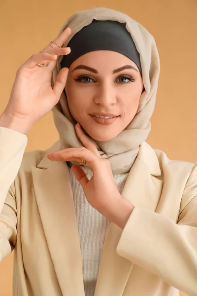 Stilvolle Muslimin Auf Beigem Hintergrund Nahaufnahme — Stockfoto