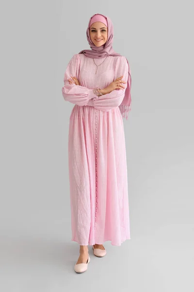 Snygg Muslimsk Kvinna Ljus Bakgrund — Stockfoto