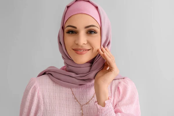 Mulher Muçulmana Elegante Fundo Claro Close — Fotografia de Stock