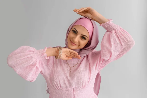 Femme Musulmane Élégante Sur Fond Clair — Photo