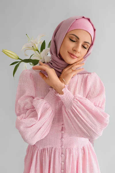 Snygg Muslimsk Kvinna Med Lilja Blommor Ljus Bakgrund — Stockfoto