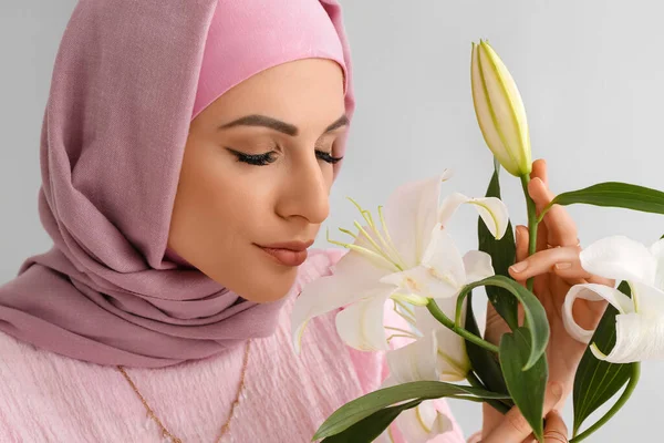 Stílusos Muszlim Liliom Virágok Világos Háttér Közelkép — Stock Fotó