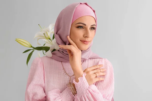 Elegante Mujer Musulmana Con Flores Lirio Sobre Fondo Claro Primer —  Fotos de Stock
