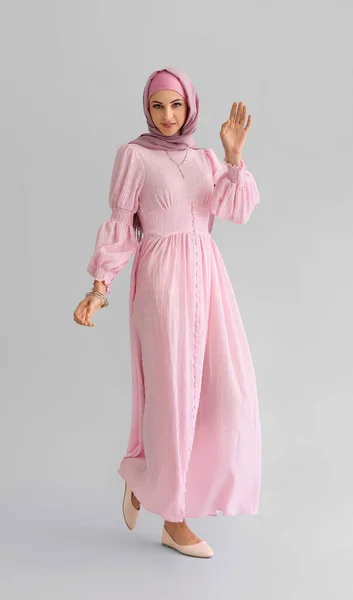 浅色背景的时髦穆斯林妇女 — 图库照片