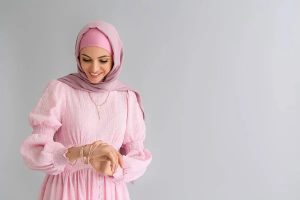 Stilvolle Muslimin Auf Hellem Hintergrund — Stockfoto