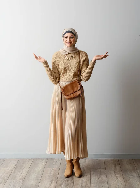 Mulher Muçulmana Elegante Hijab Bege Perto Parede Clara — Fotografia de Stock
