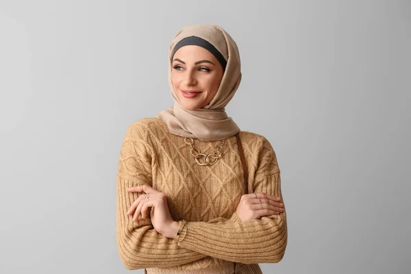 Stijlvolle Moslim Vrouw Beige Hijab Lichte Achtergrond — Stockfoto
