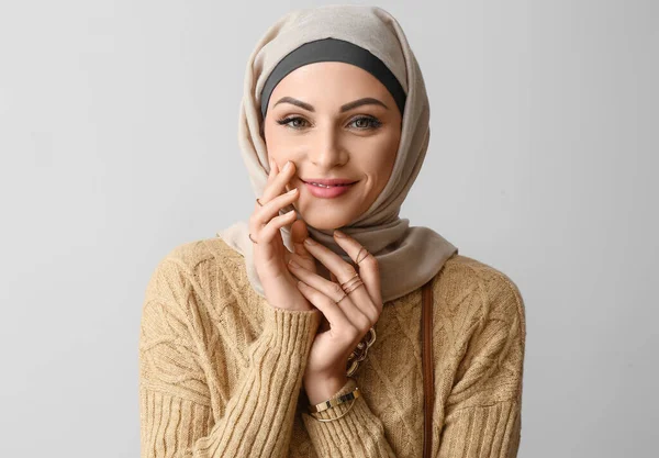 Snygg Muslimsk Kvinna Beige Hijab Ljus Bakgrund Närbild — Stockfoto