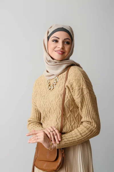 Stylish Muslim Woman Beige Hijab Bag Light Background — Stock Photo, Image
