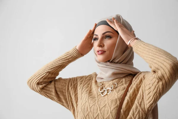 Mulher Muçulmana Elegante Hijab Bege Fundo Claro Close — Fotografia de Stock