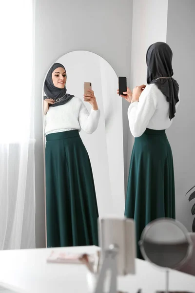 Hermosa Mujer Musulmana Con Teléfono Móvil Tomando Selfie Delante Del —  Fotos de Stock