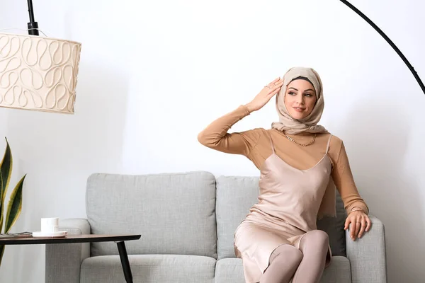 Mulher Muçulmana Bonita Sentada Sofá Casa — Fotografia de Stock
