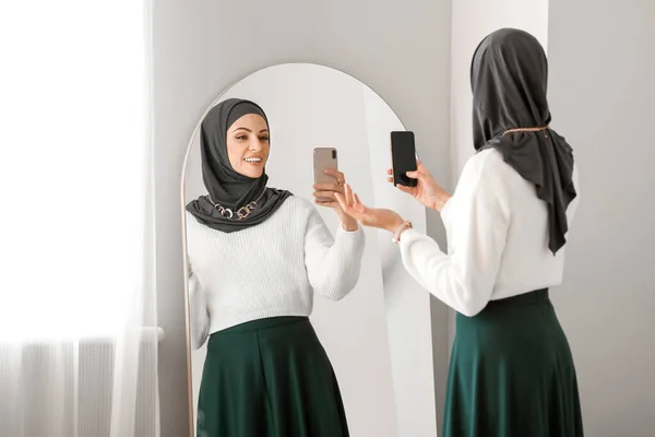 Mulher Muçulmana Bonita Com Telefone Celular Tirando Selfie Frente Espelho — Fotografia de Stock