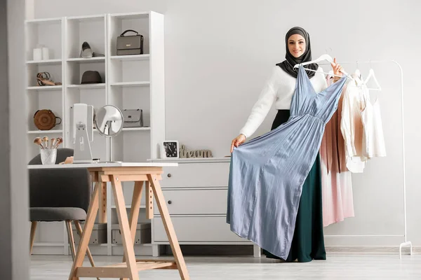 美しいイスラム教徒の女性とともに自宅でドレス — ストック写真