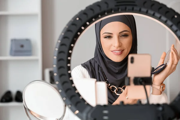 Muszlim Szépség Blogger Smink Ecset Figyelembe Videó Otthon — Stock Fotó