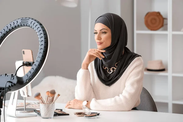 Gyönyörű Muszlim Szépség Blogger Videózás Otthon — Stock Fotó