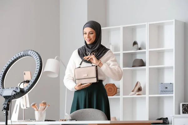 Beautiful Muslim Fashion Blogger Bag Taking Video Home — Stock Photo, Image