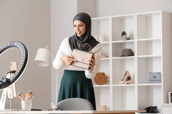 美しいですイスラム教徒ファッションブロガーとともに袋取りビデオで自宅 — ストック写真