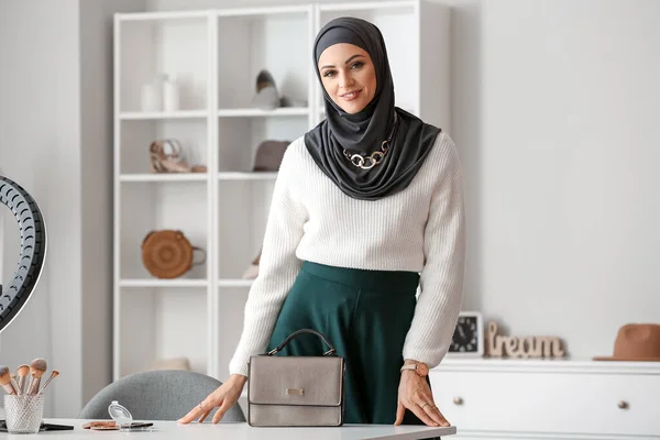 Bela Blogueira Moda Muçulmana Com Saco Vídeo Casa — Fotografia de Stock
