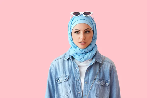 Mulher Muçulmana Elegante Azul Hijab Fundo Rosa — Fotografia de Stock