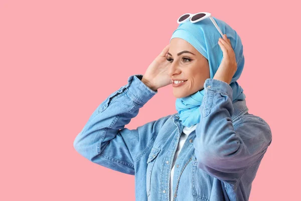 穿着蓝色头巾 粉色背景的时髦穆斯林妇女 — 图库照片