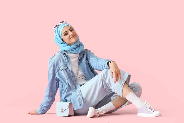Snygg Muslimsk Kvinna Blå Hijab Sitter Rosa Bakgrund — Stockfoto