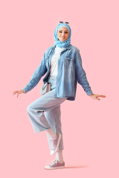 Mujer Musulmana Con Estilo Hijab Azul Sobre Fondo Rosa — Foto de Stock