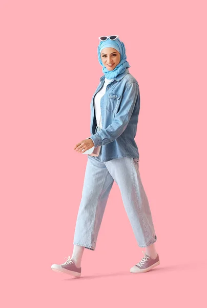 Mulher Muçulmana Elegante Azul Hijab Andando Sobre Fundo Rosa — Fotografia de Stock