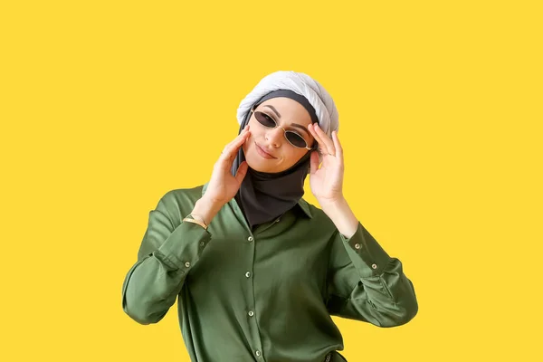 Stylová Muslimka Slunečních Brýlích Žlutém Pozadí — Stock fotografie