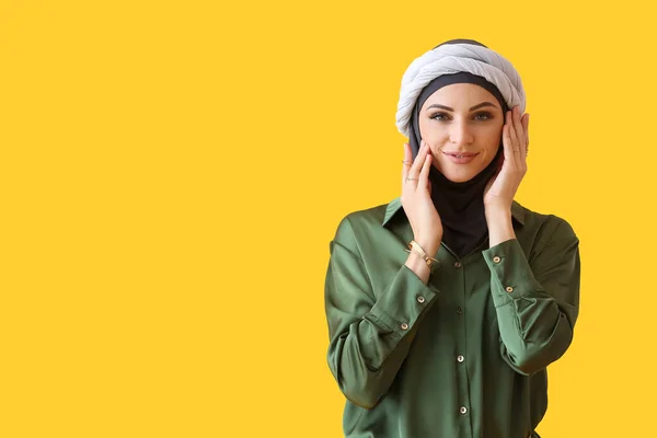 Snygg Muslimsk Kvinna Gul Bakgrund — Stockfoto