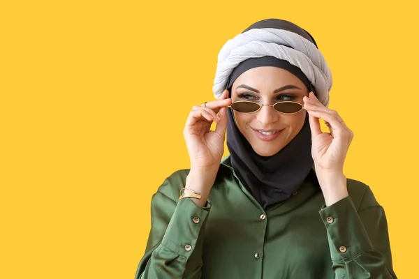 黄色の背景にサングラスのスタイリッシュなイスラム教徒の女性 クローズアップ — ストック写真