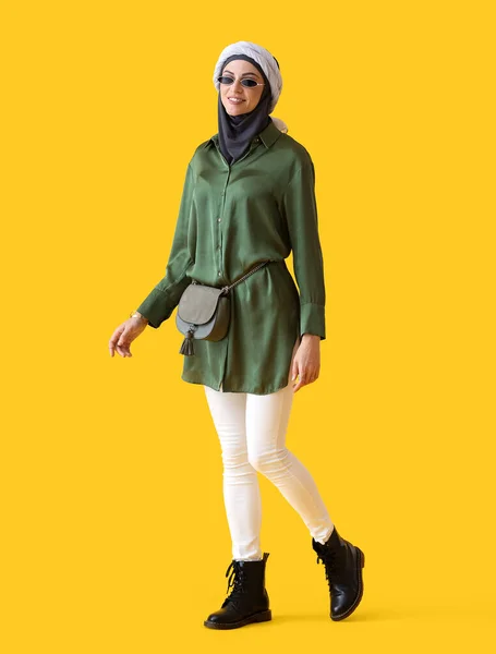 戴着黄色背景太阳镜的时髦穆斯林妇女 — 图库照片