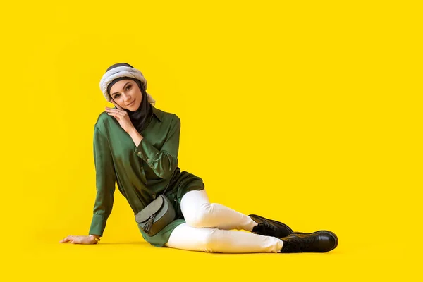 Stylová Muslimská Žena Sedí Žlutém Pozadí — Stock fotografie