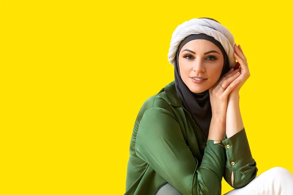 Wanita Muslim Bergaya Dengan Latar Belakang Kuning — Stok Foto