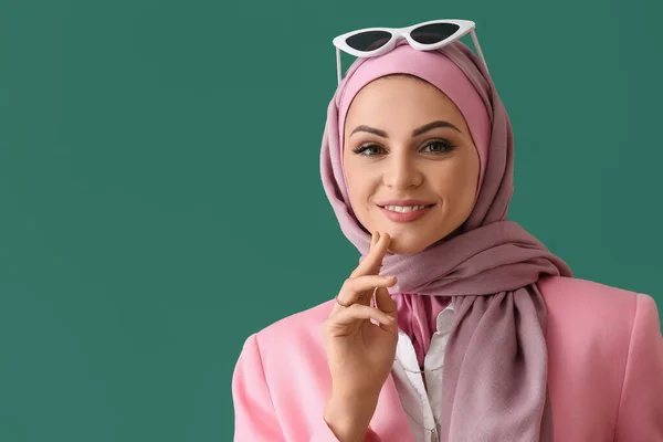 Snygg Muslimsk Kvinna Rosa Hijab Grön Bakgrund Närbild — Stockfoto