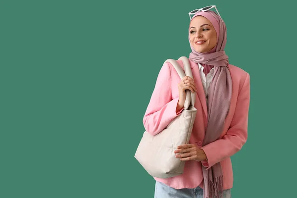 Κομψή Μουσουλμάνα Γυναίκα Ροζ Χιτζάμπ Τσάντα Πράσινο Φόντο — Φωτογραφία Αρχείου
