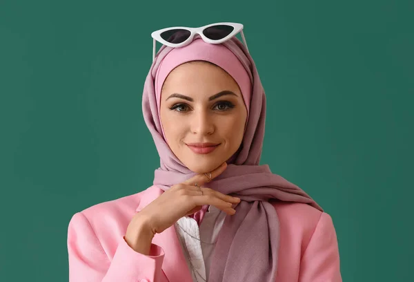 Stijlvolle Moslim Vrouw Roze Hijab Groene Achtergrond Close — Stockfoto