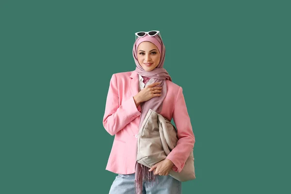 Stijlvolle Moslim Vrouw Roze Hijab Met Tas Groene Achtergrond — Stockfoto