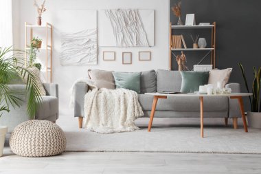 Sofra, masa ve yaratıcı sanat eserleriyle modern oturma odasının içinde.