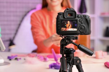 Kadın seksolog evdeki kameranın ekranında, yakın plan.