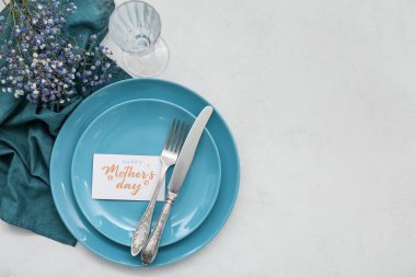 Anneler Günü kutlamaları için çingene çiçekleriyle süslenmiş şık bir masa.