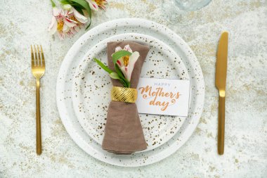 Anneler Günü kutlamaları için Astromerya çiçekleriyle süslenmiş şık bir masa.