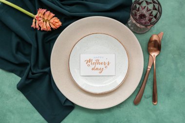 Anneler Günü kutlaması için masa ayarlayın. Yeşil grunge arka planda sümbül çiçeği olsun.