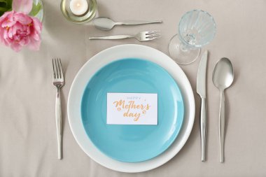 Anneler Günü kutlaması için masaya tebrik kartı koyuyorum.