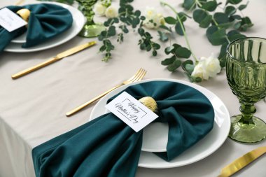 Östoma çiçekleri ve okaliptüs dallarıyla Anneler Günü kutlaması düzenleniyor.