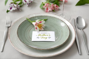 Anneler Günü kutlaması için sofraya alstromerya çiçekleri seriyorum.