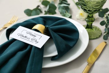 Anneler Günü kutlamaları için sofrada okaliptüs dalları ve çiçeklerle hazırlanıyor.