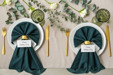 Östoma çiçekleri ve okaliptüs dallarıyla Anneler Günü kutlaması düzenleniyor.