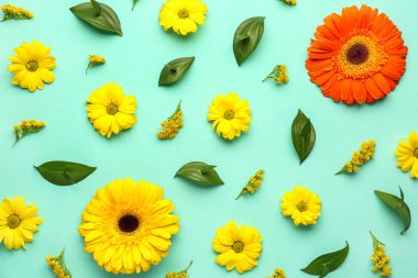 Renkli çiçekli kompozisyon ve arkaplanda bitki yaprakları